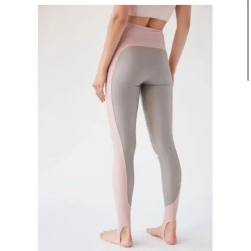 Out From Under Urban Outfitters pink and taupe stirrup leggings, size medium‎